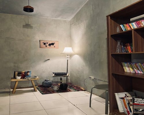 Pemandangan sudut ruang baca di kantor yayazuh